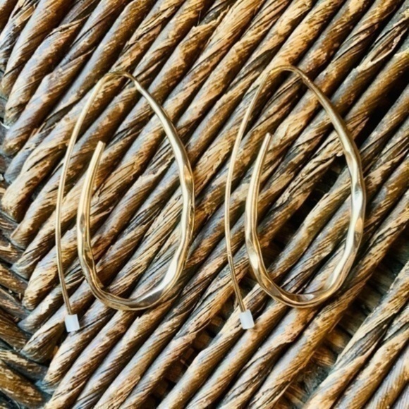 ✨✨Free Form Gold Tone Hook On Hoops ✨✨ - Picture 4 of 5